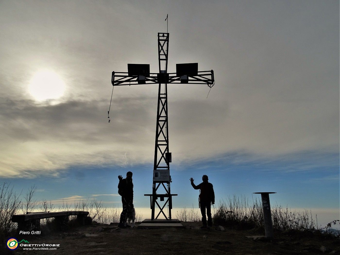 40 Al crocione anticima sud del Podona (1183 m) in controluce.JPG